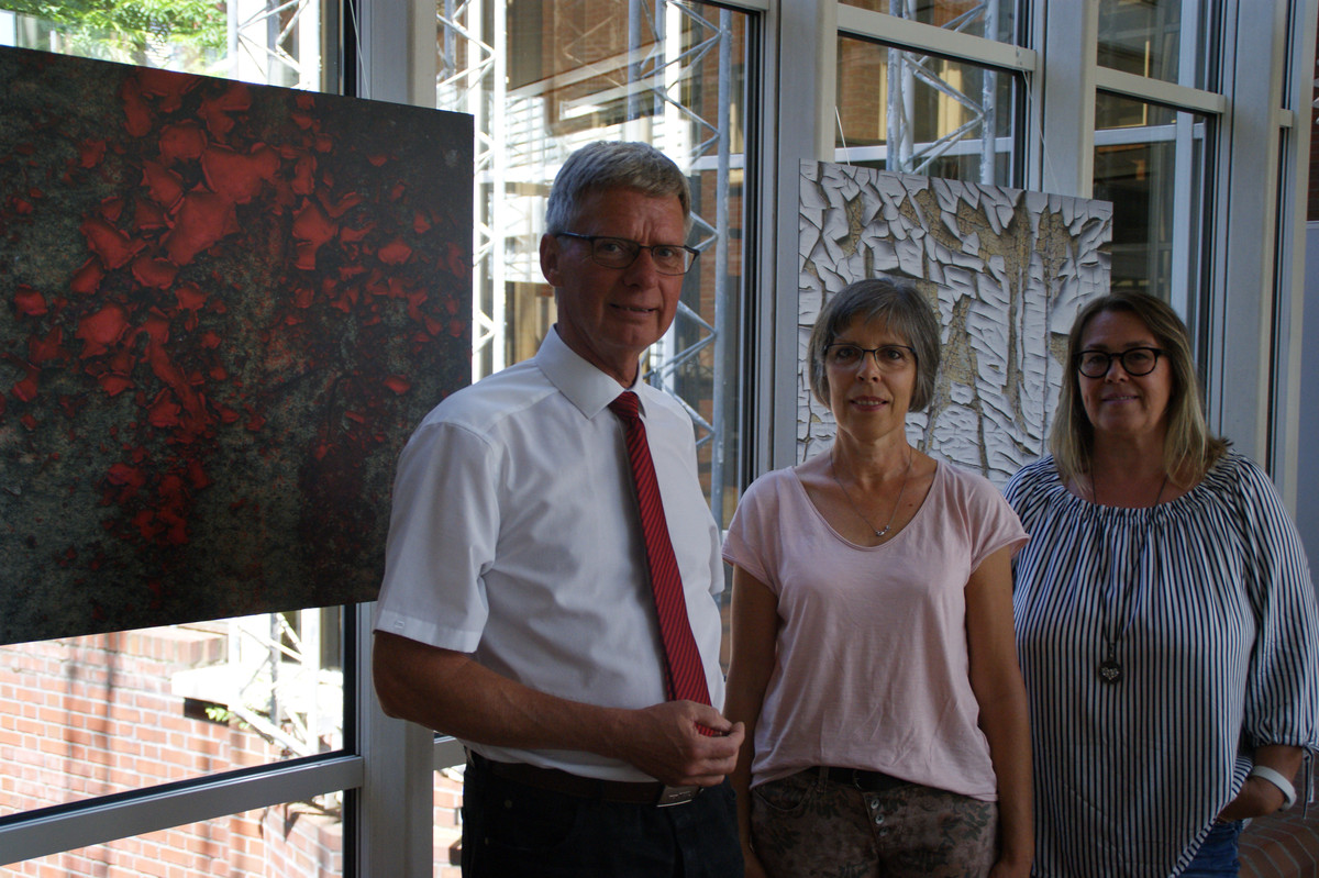 von links nach rechts: Leiter des Finanzamts Michael Spira mit den beiden Fotografinnen Doris Tasarek und Susanne Weich im Foyer des Finanzamts