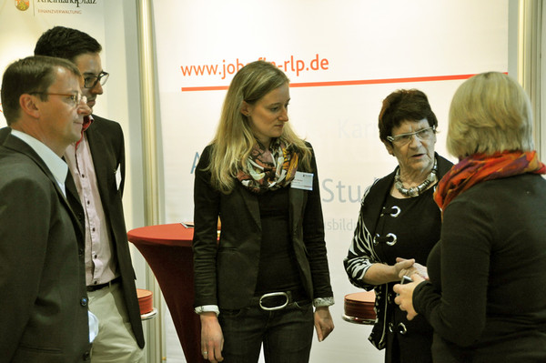Bundestagspräsidentin a.D. Prof. Dr. Rita Süssmuth am Stand des Finanzamts Trier bei der Bildungsmesse "job+karriere 2013"
